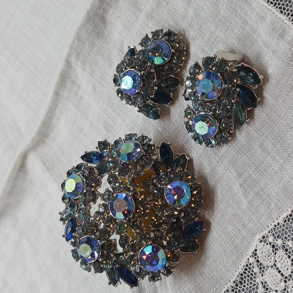 CROWN TRIFARI Brooch & Clip Earring Set Blue & Gray Aurora Borealis  Rhinestones - Picture 7 of 7